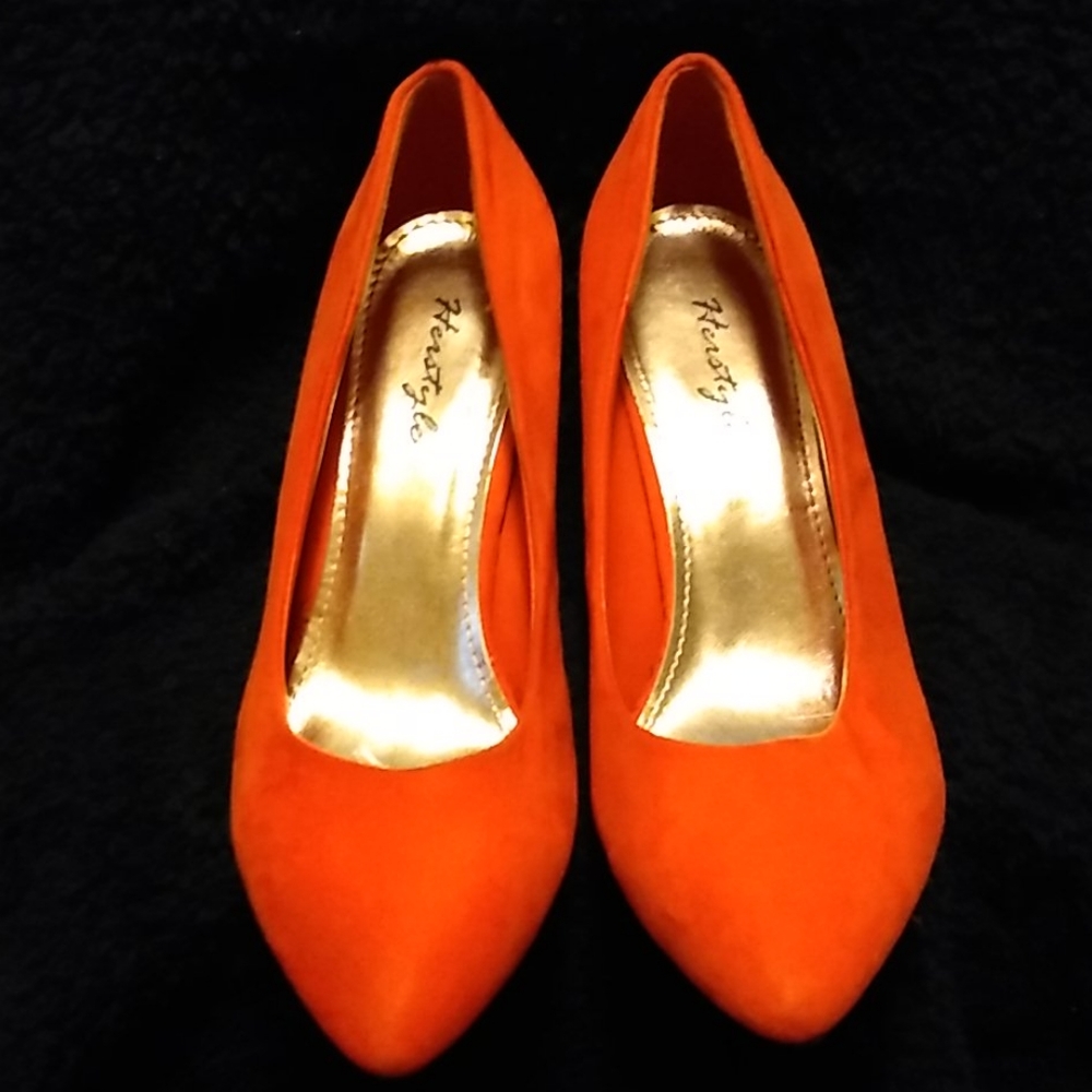 Coral pumps. Pointed toe. By Herstyle